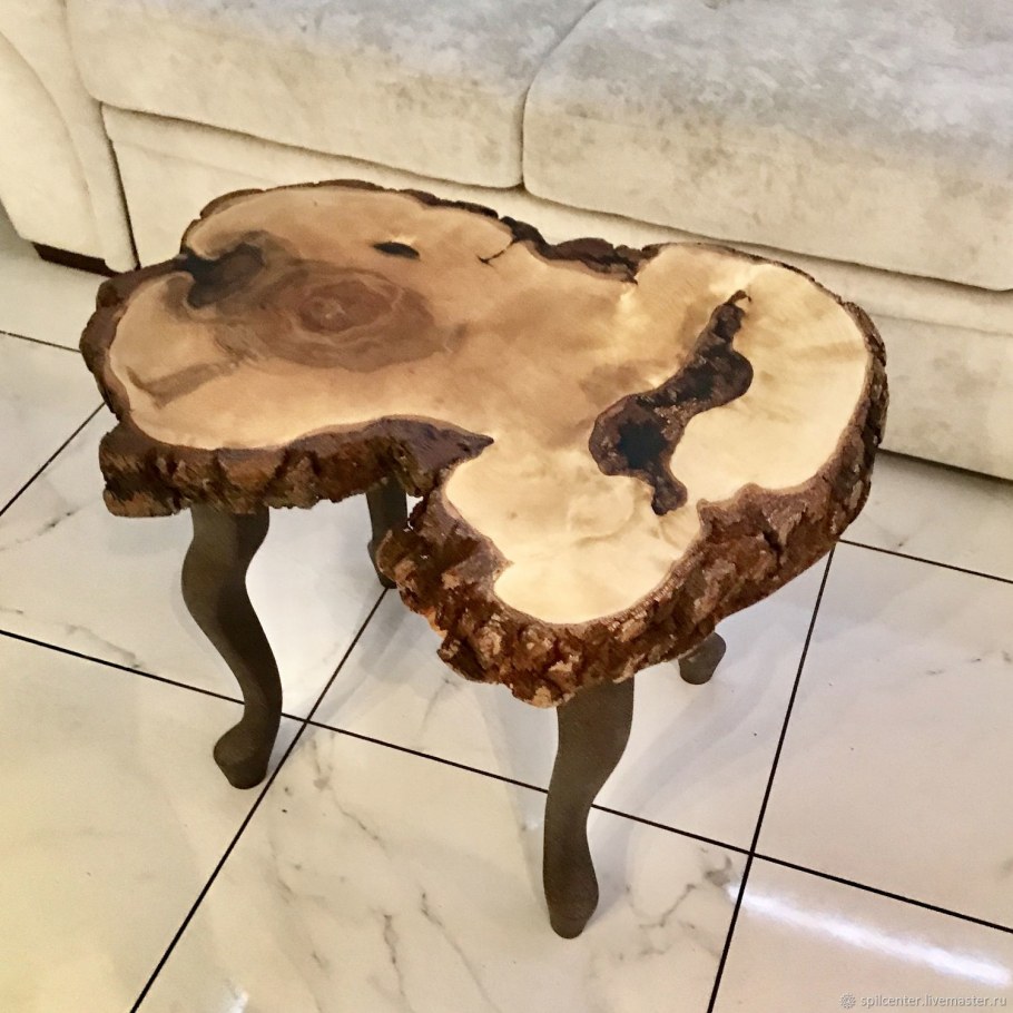 Стол из спилов дерева
