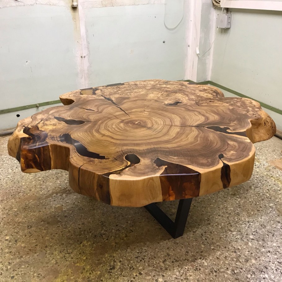 Стол из спилов дерева