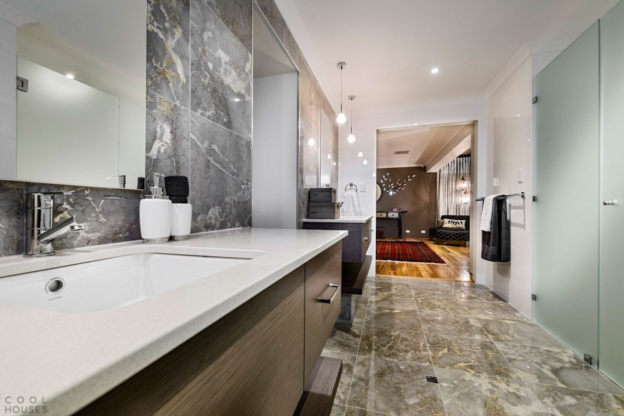 Зеленый мрамор в ванной