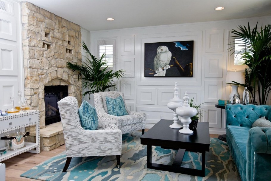 Бирюзовая гостиная с камином