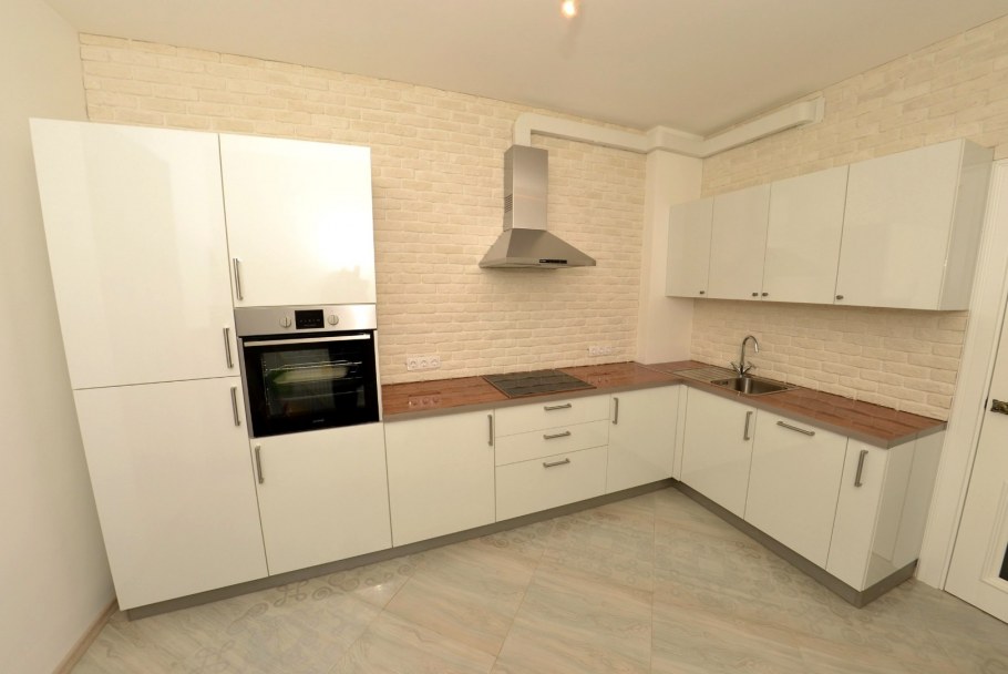 Угловые кухни под дерево светлые