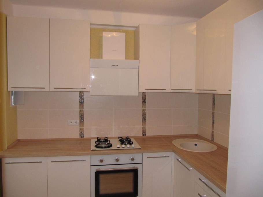 Кухня белый глянец и дерево