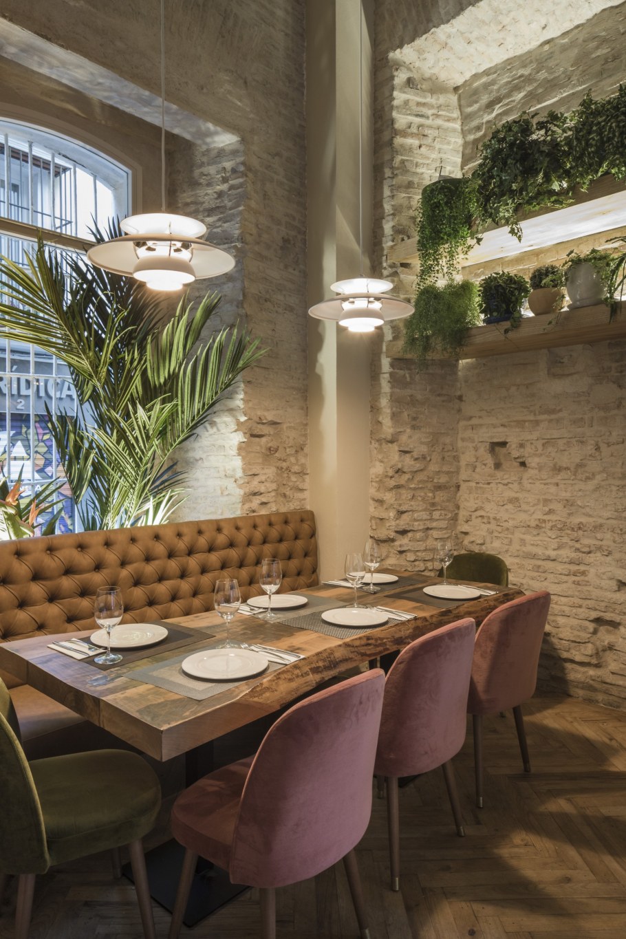 Бетонные стены в интерьере ресторана