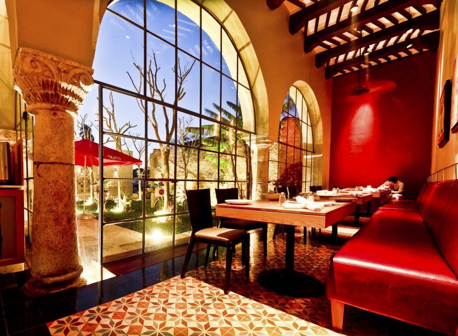 Ресторан красный интерьер