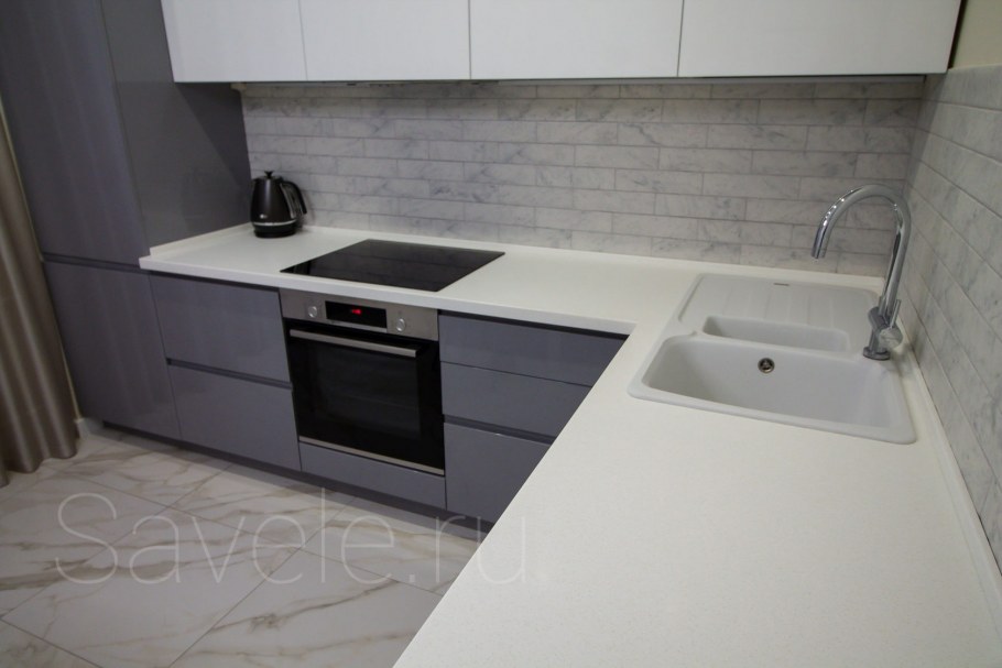 Кухня угловая с антресолями серо белая серо