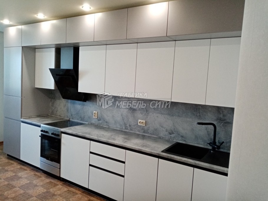 Угловая кухня белая с антресолями