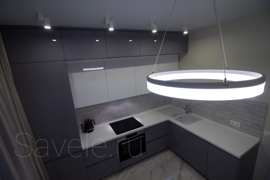 Кухня с антресолями в бело- серых тонах