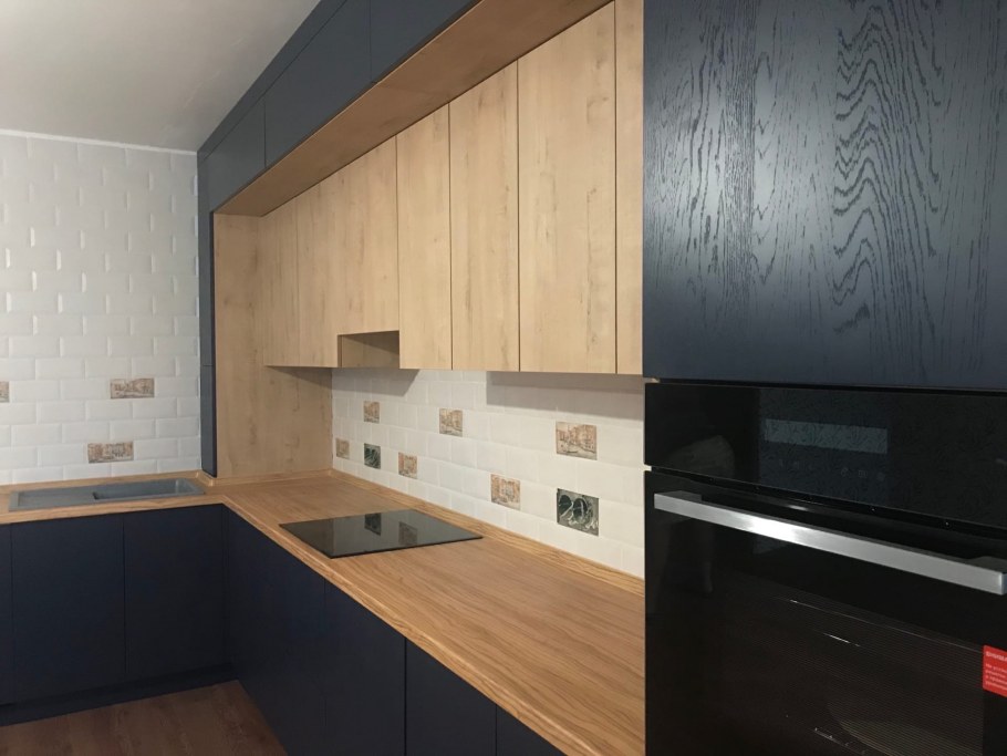 Угловая кухня с антресолью