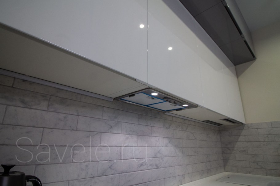 Кухня с антресолью угловая серая