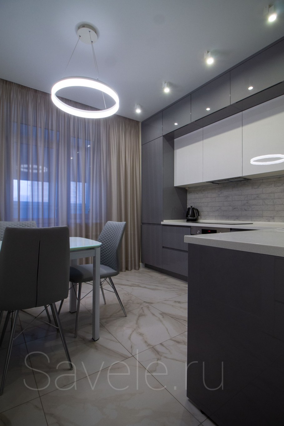 Кухня с антресолями в бело- серых тонах