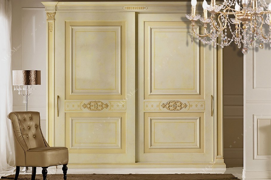 Шкаф в прихожую классика