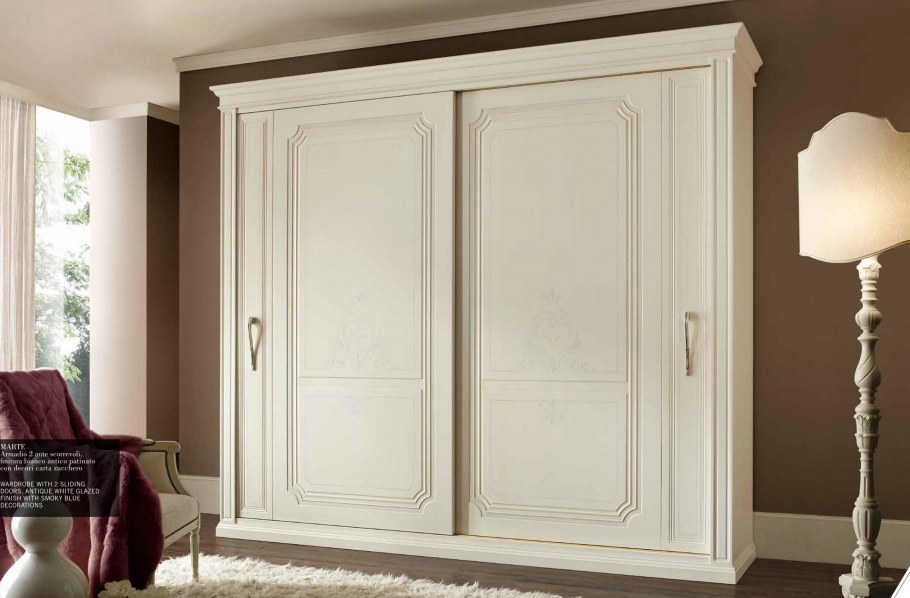 Шкаф в классическом стиле