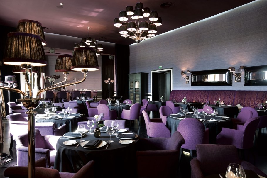 Фиолетовый в интерьере ресторана