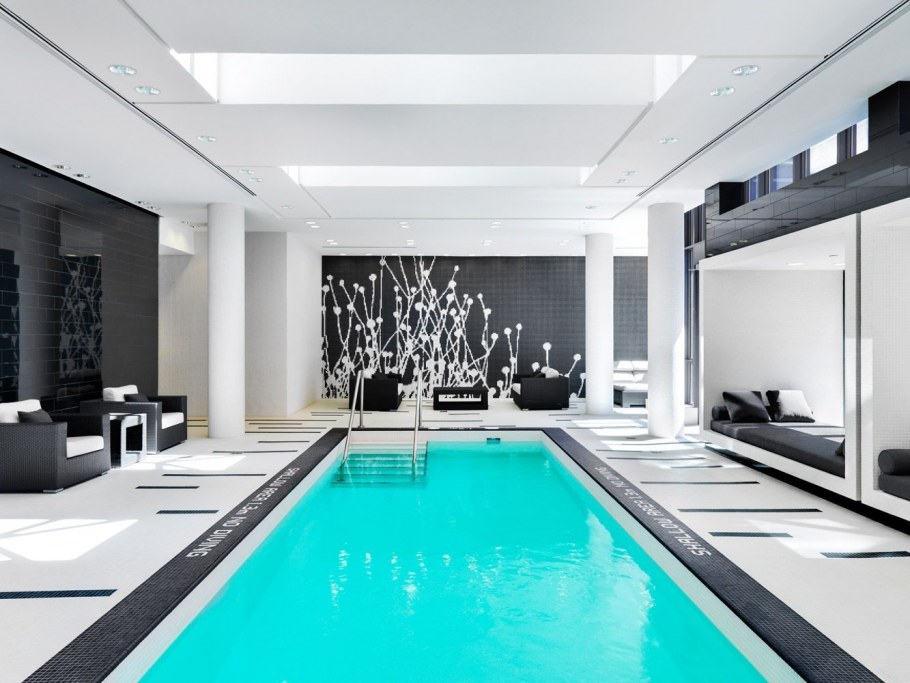 Фойе с бассейном