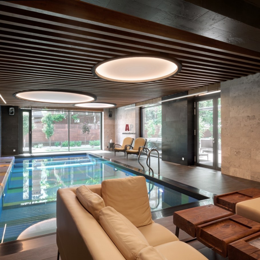 Интерьер помещения бассейна