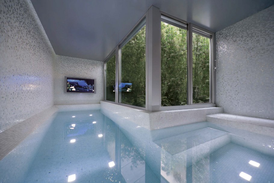 Бассейн в стиле Хай тек