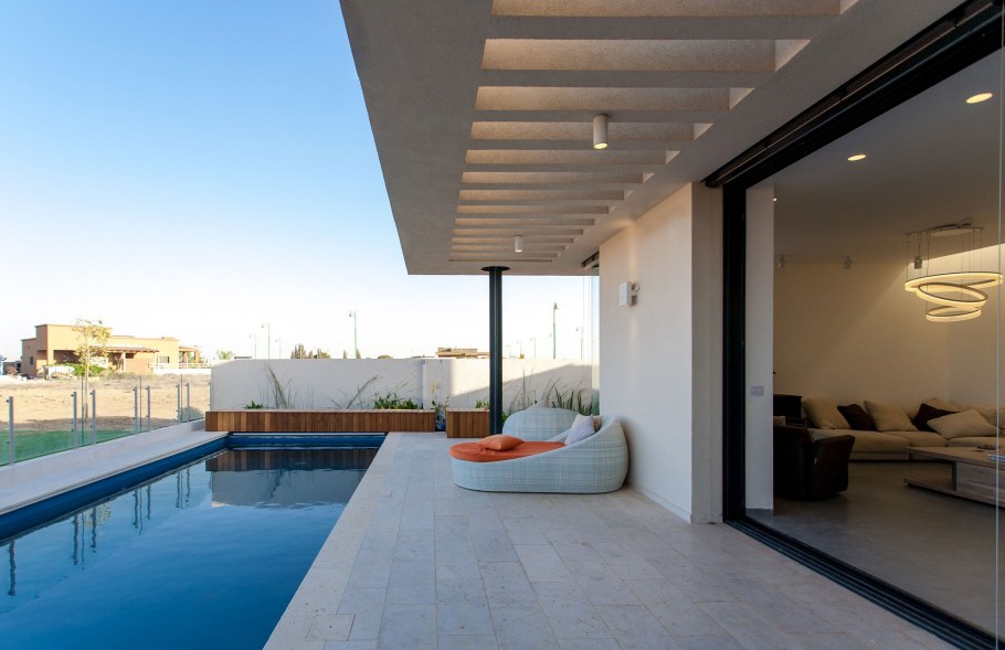 Современный закрытый бассейн