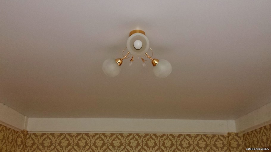 Белый сатиновый натяжной потолок