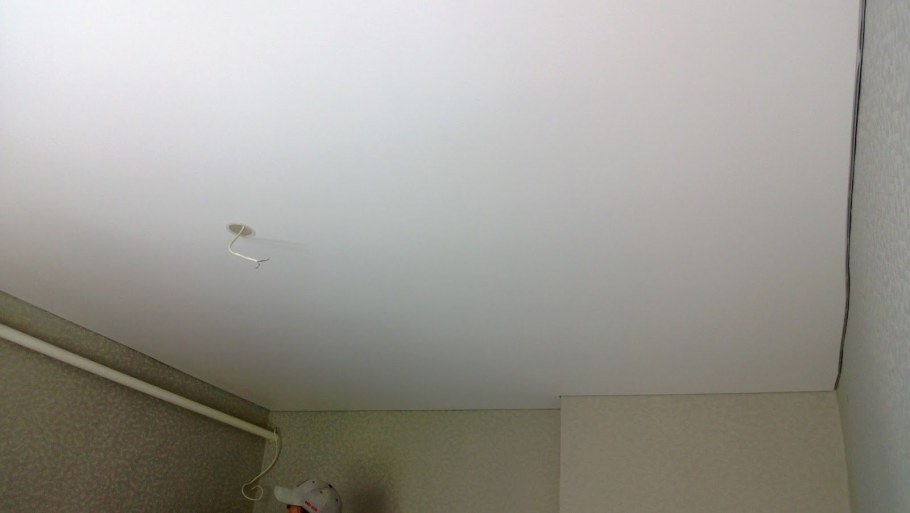 Бежевый матовый потолок