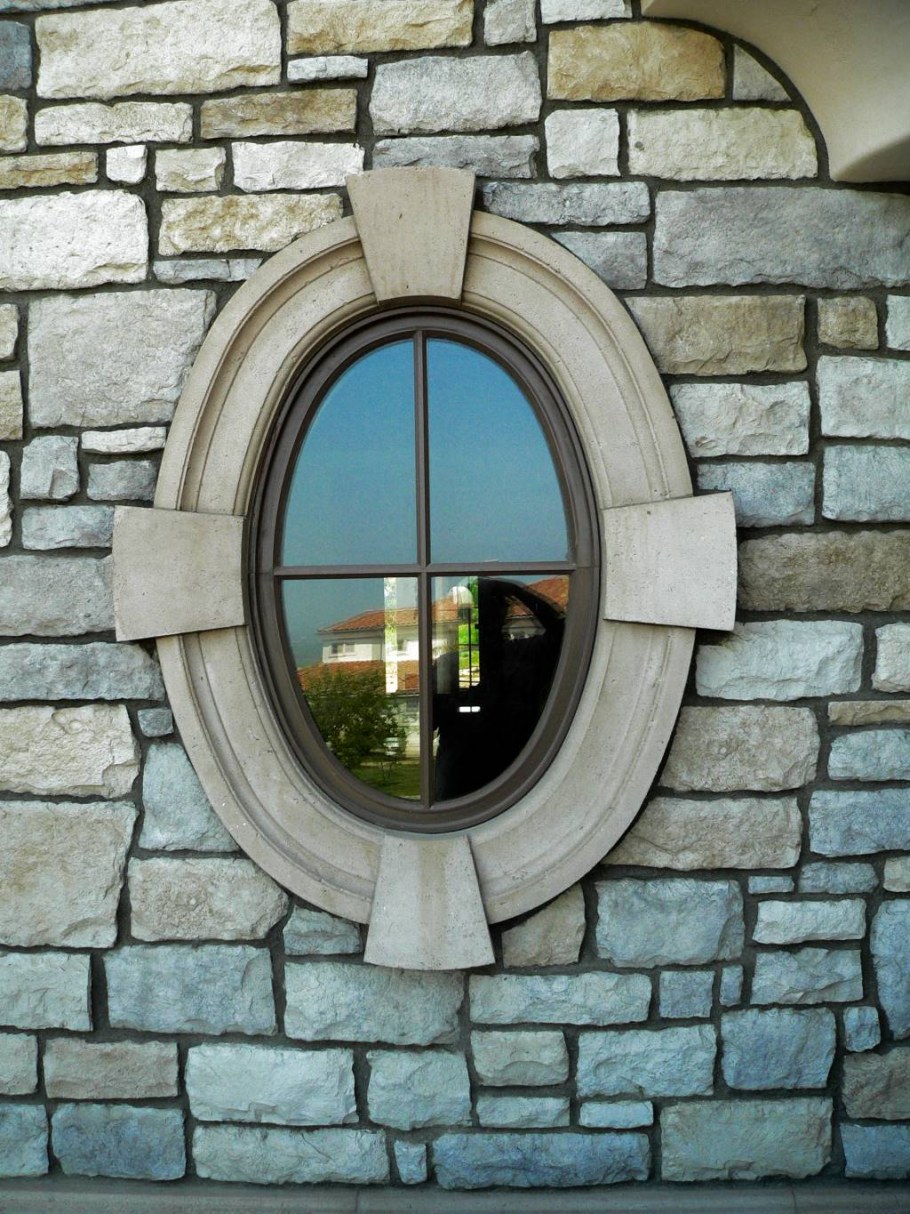 Необычные окна на фасаде