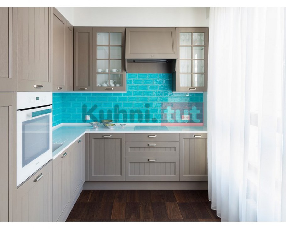 Яркий фартук для серой кухни