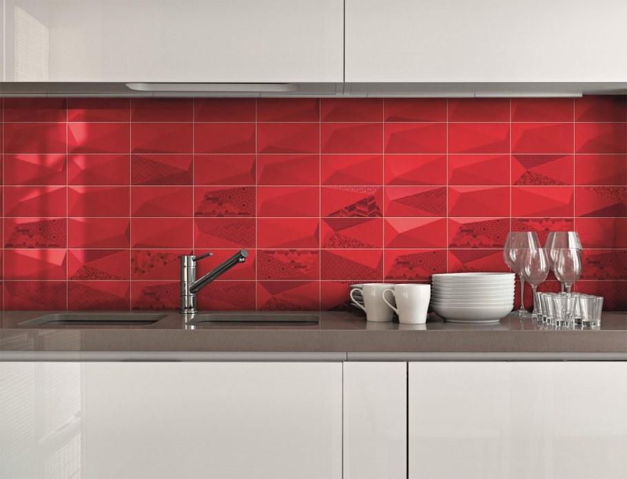 Белая кухня с серым фартуком