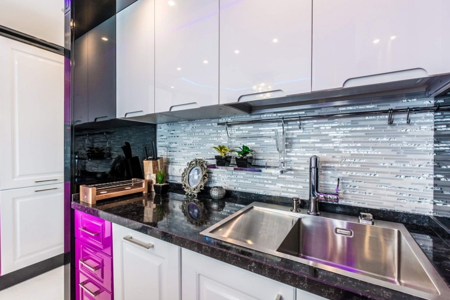 Кухня с белой техникой