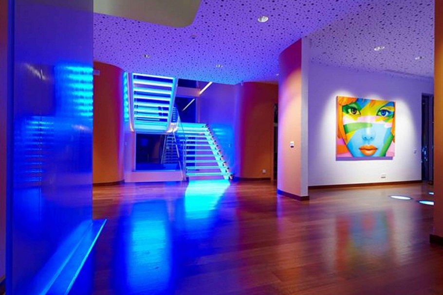 Интерьер кухни в неоновых тонах