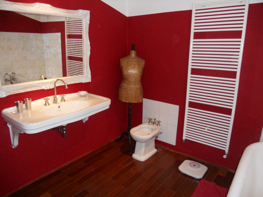 Краска для ванной комнаты красная