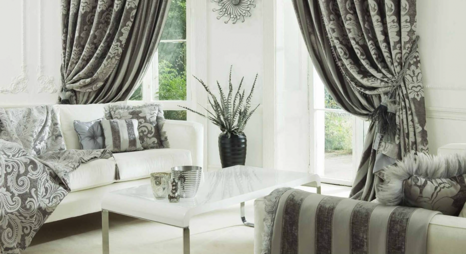 Серые бархатные шторы в интерьере гостиной