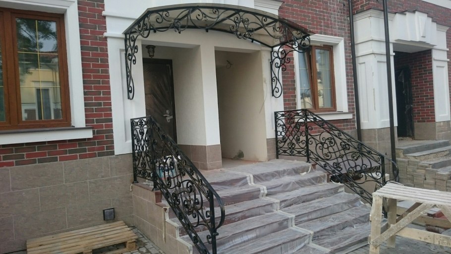 Крыльцо под крышей веранды с мягким стеклом