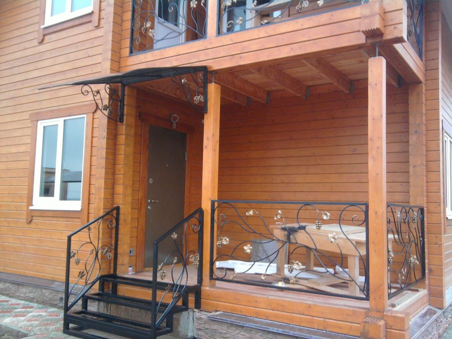 Пергола перед домом