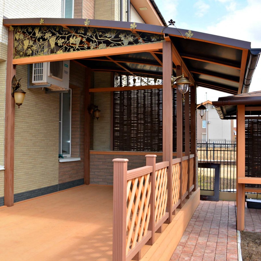 Маленькая веранда с крыльцом