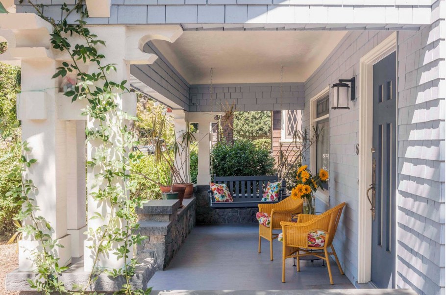 Крыльцо для частного дома с навесом