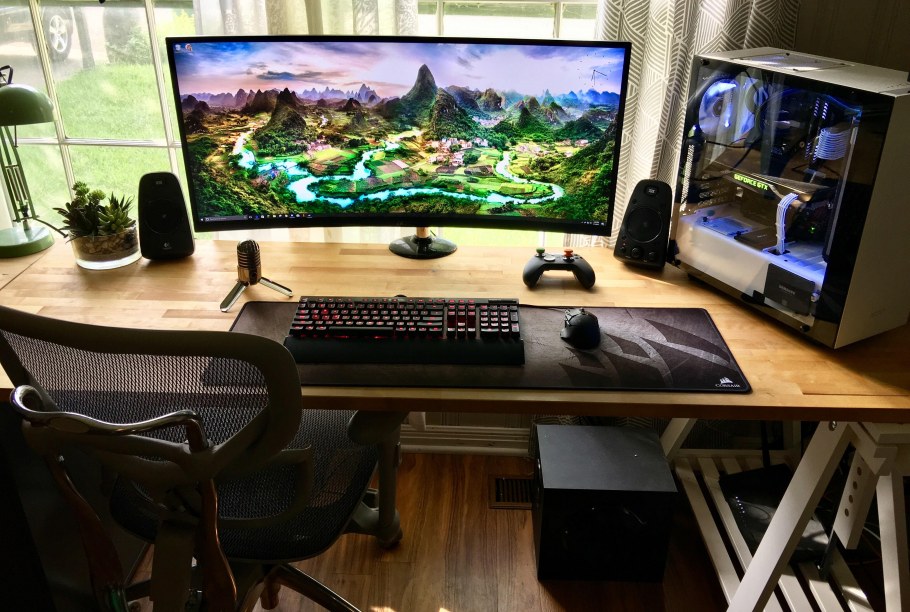 Игровые рабочие места у окна