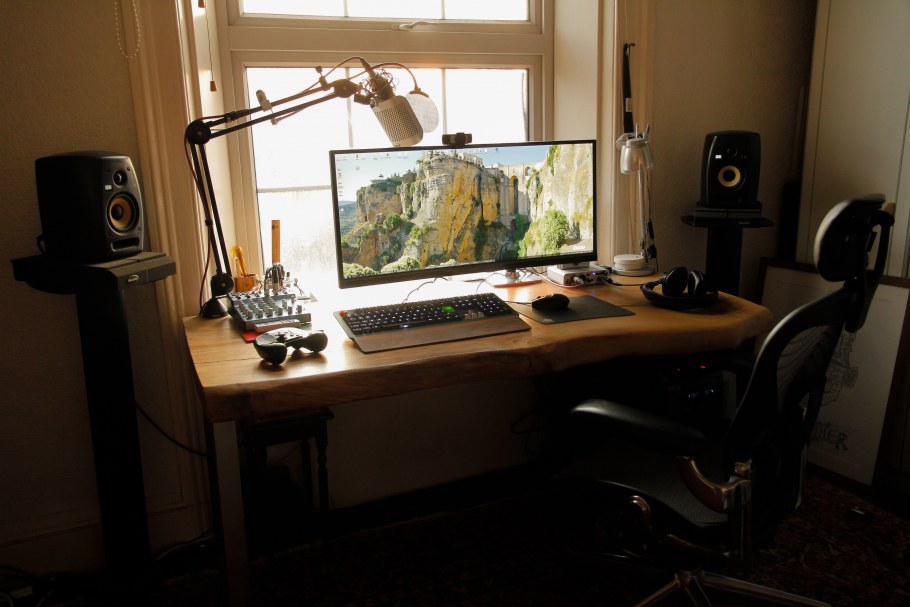 Рабочее место с монитором