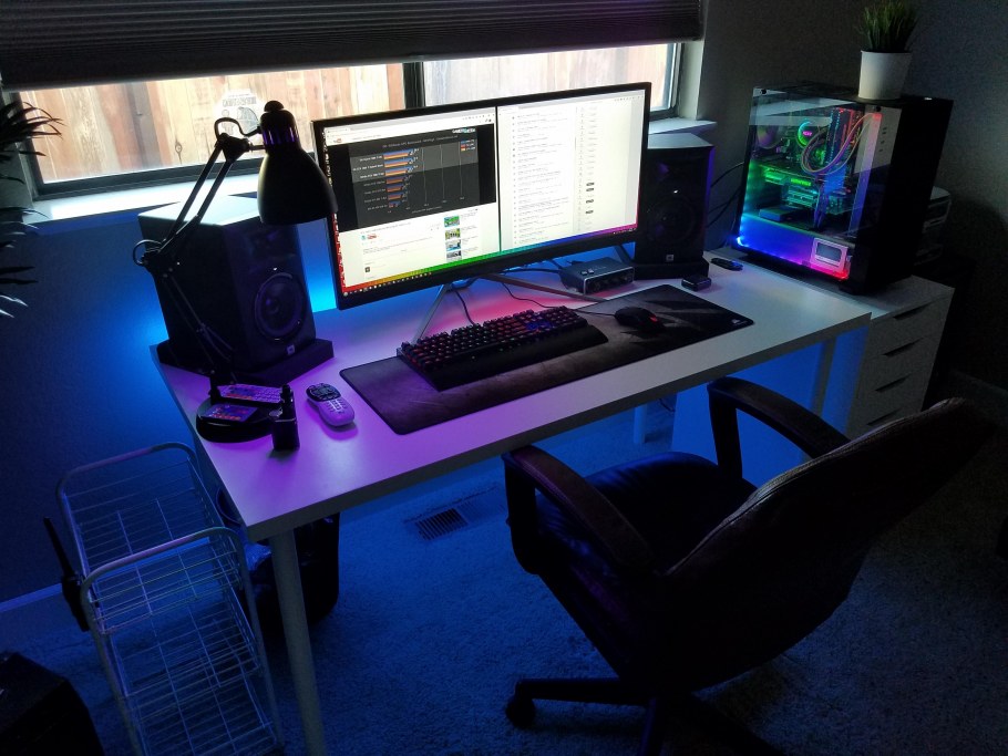 Компьютерный стол для стримера