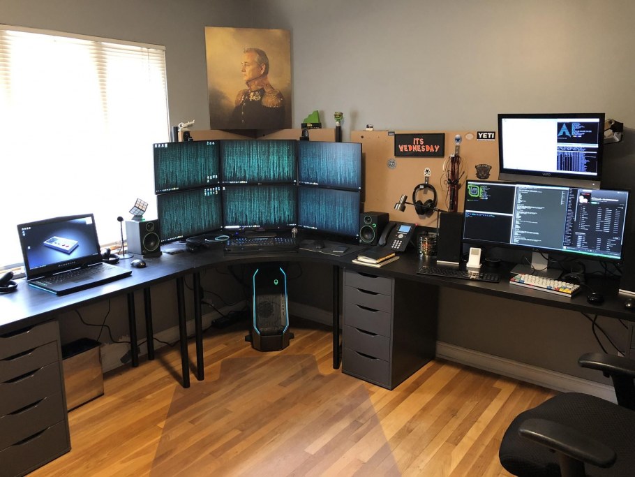 Угловая геймерская комната