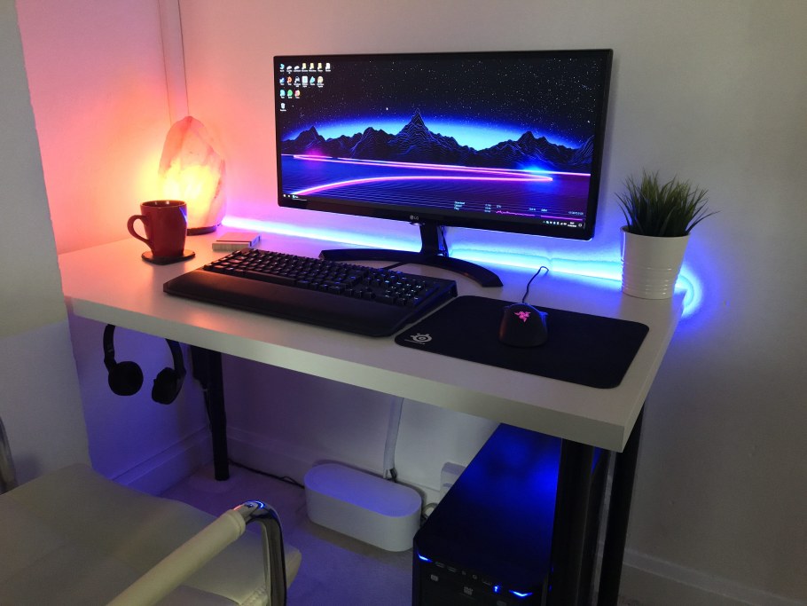 Компьютерный стол с подсветкой
