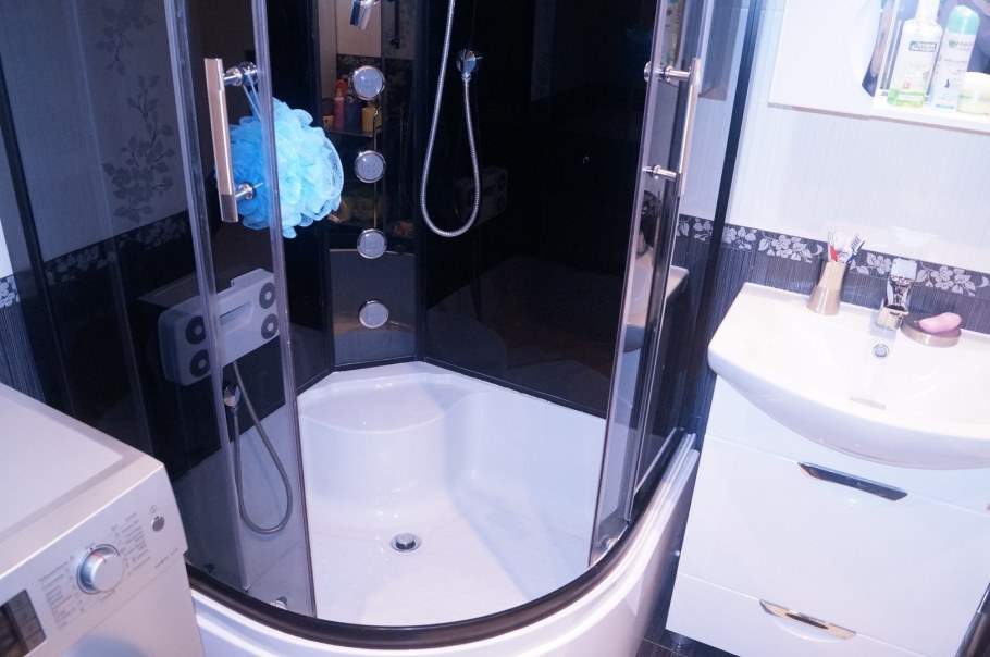 Санузел в классическом стиле с душевой кабиной