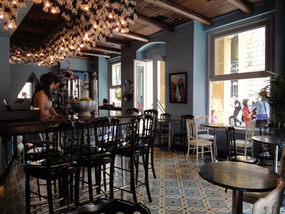 Кафе в коричневом цвете