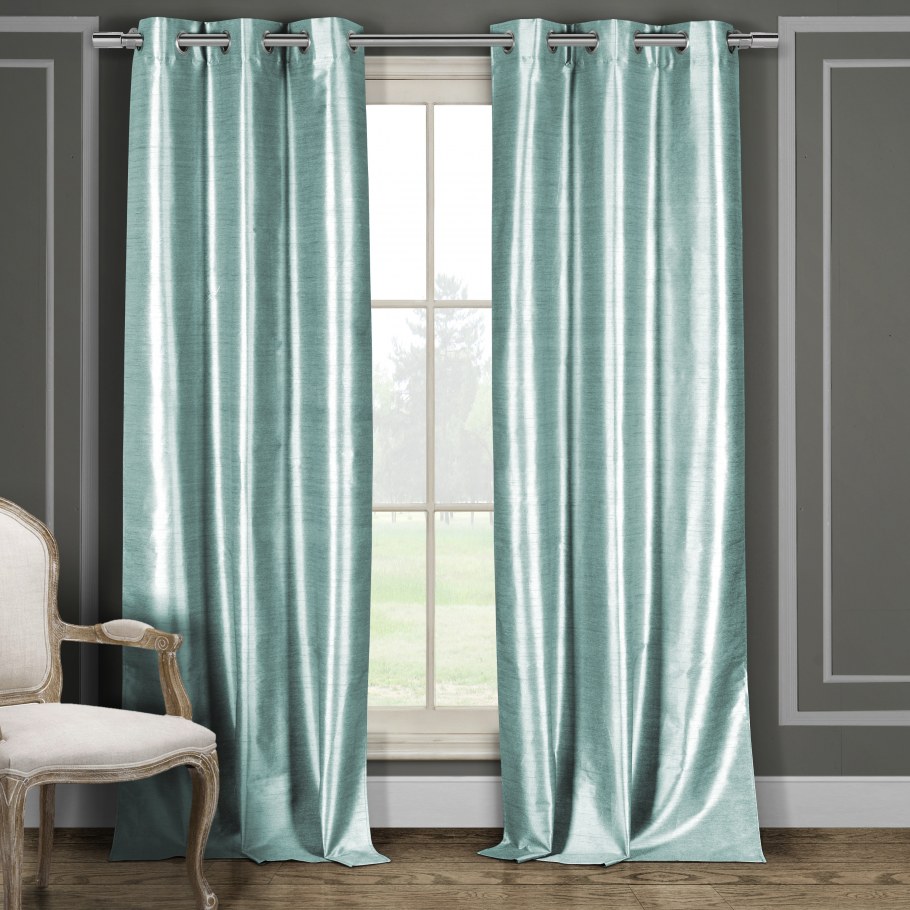 Атласные шторы для спальни