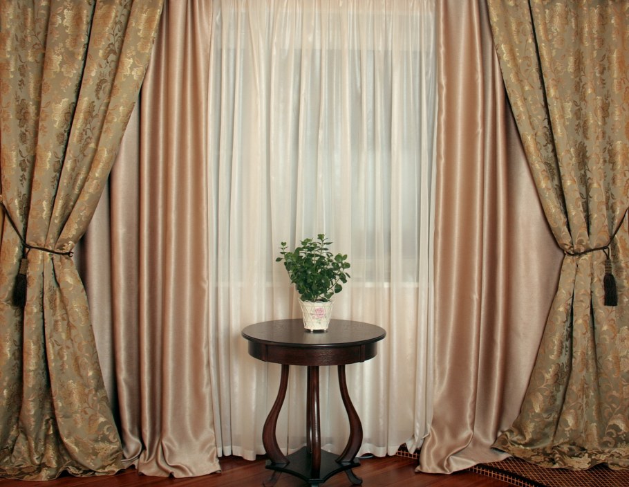 Белые шторы в интерьере