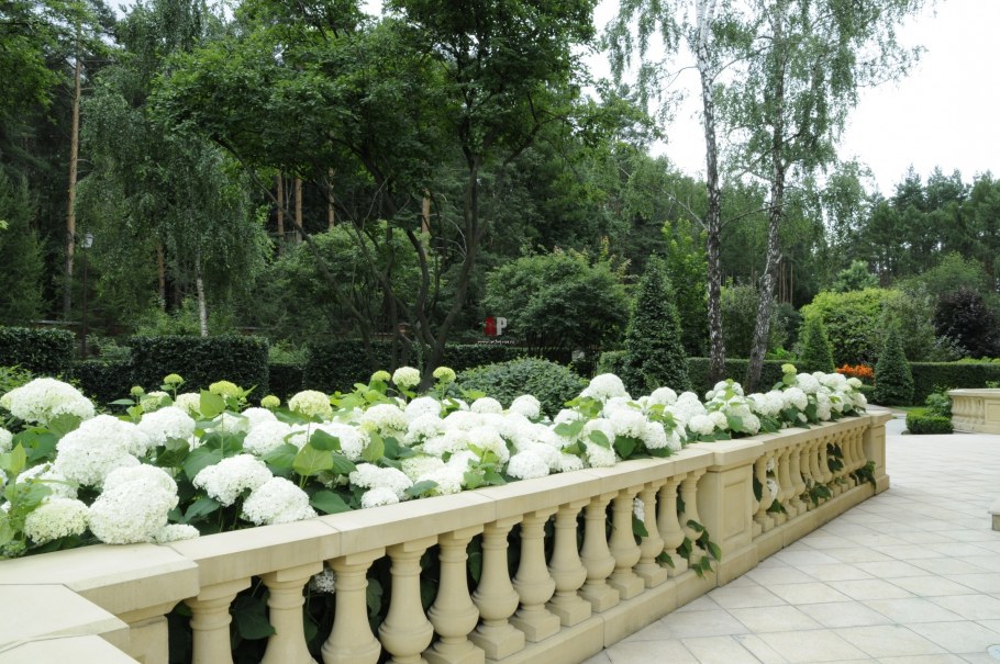 Уютная беседка в саду