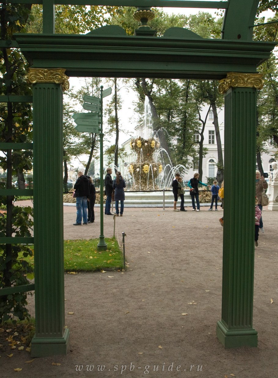 Горки на дороге у летнего сада