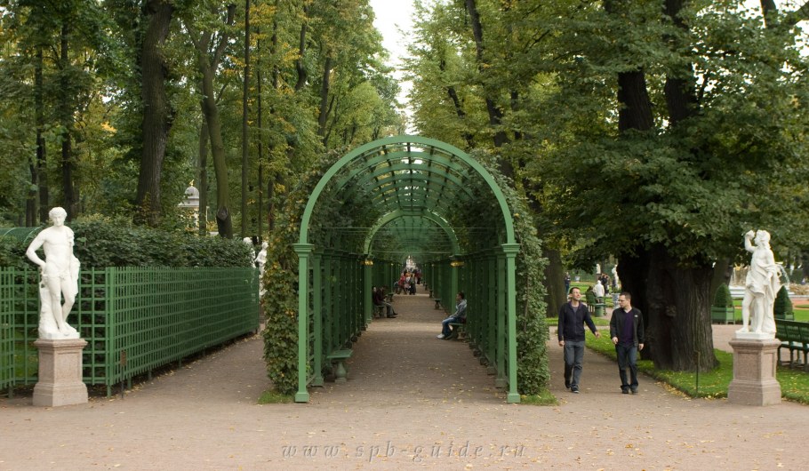 Летний сад Петра 1 в Санкт-Петербурге в летнем саду