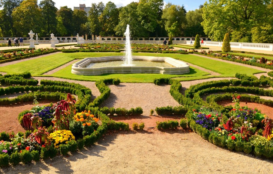 Центральная аллея летнего сада в Санкт-Петербурге