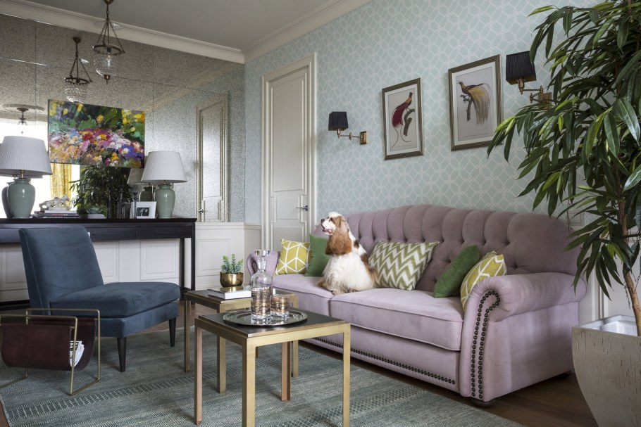 Зеленый диван в современном классическом стиле