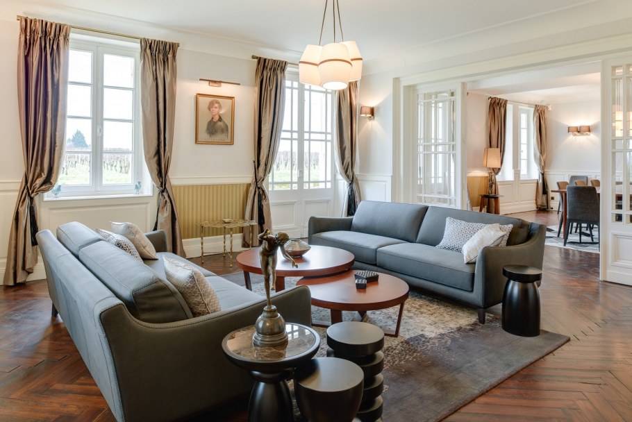 Классический диван в современном интерьере