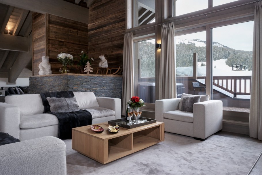 Панно в интерьере загородного коттеджа